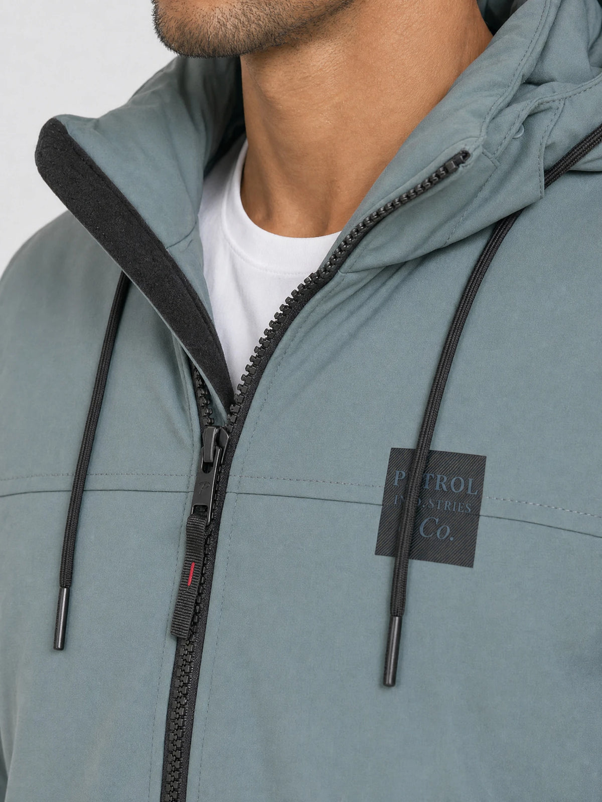Cazadora bomber con capucha ironvalley